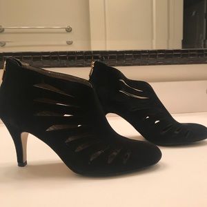 Adrienne Vittadini Black cut out booties